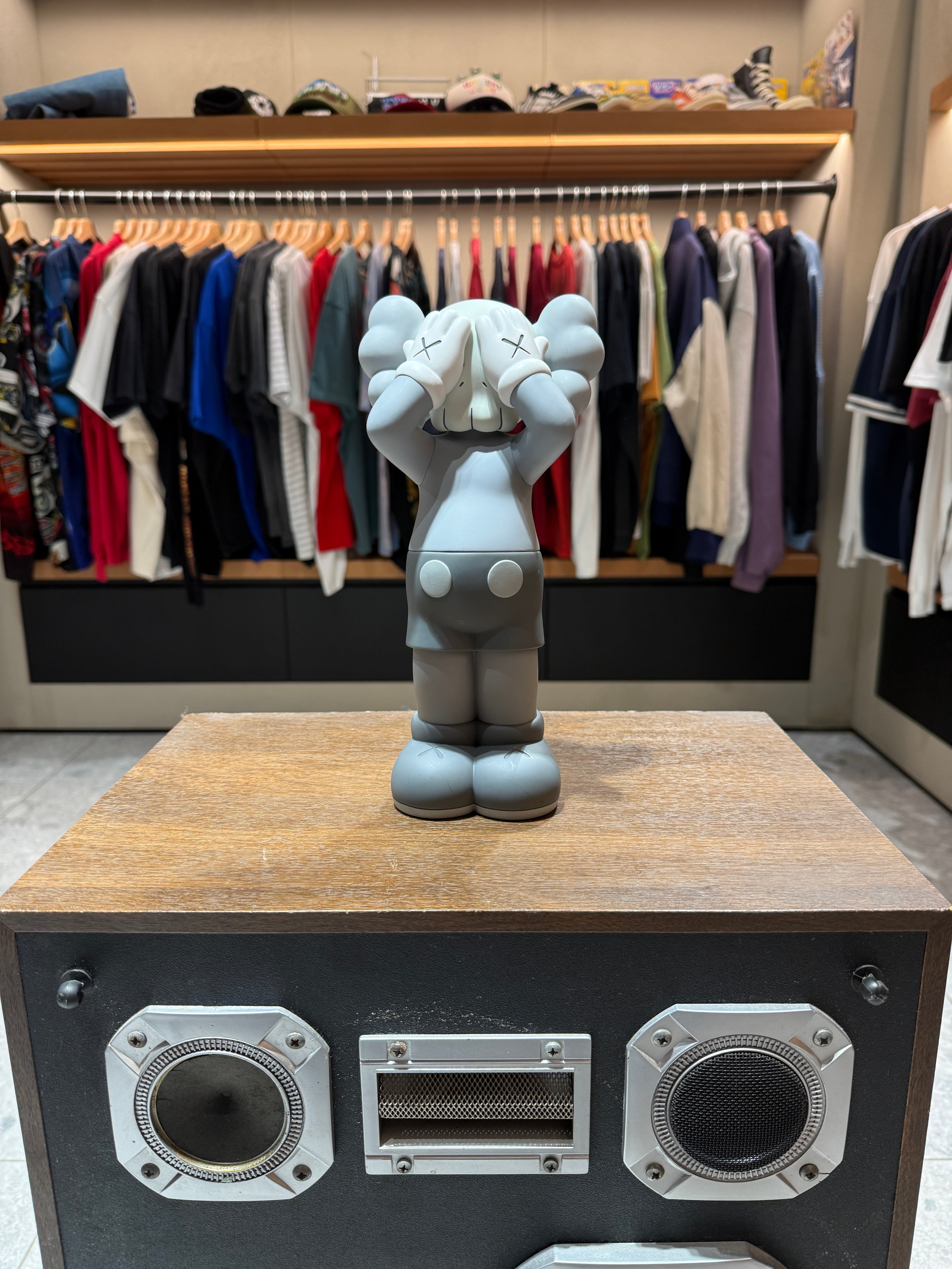 KAWS Holiday: UK ビニールフィギュア | KIF ヴィンテージ – 3rdStrike