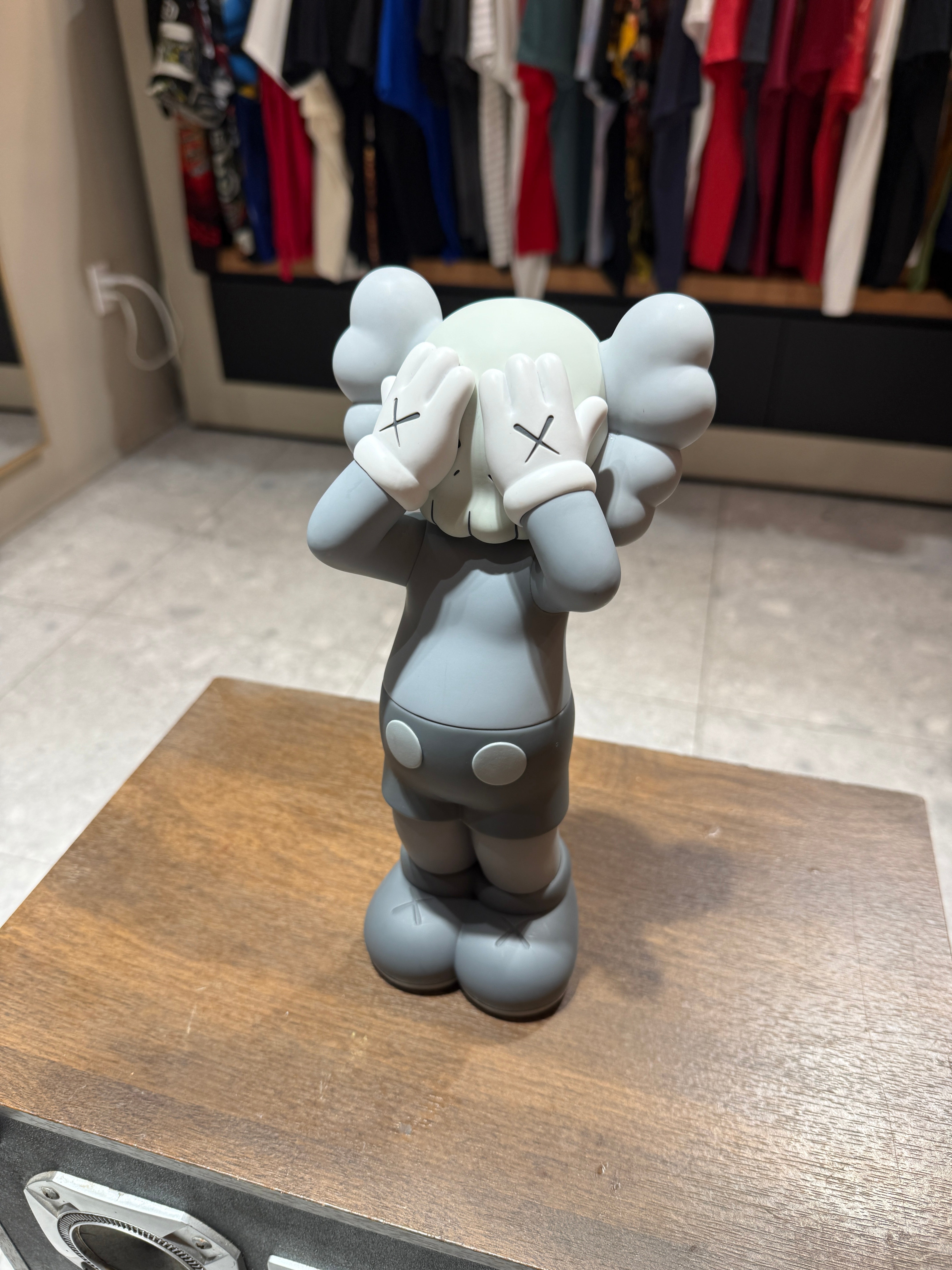KAWS Holiday: UK ビニールフィギュア | KIF ヴィンテージ – 3rdStrike