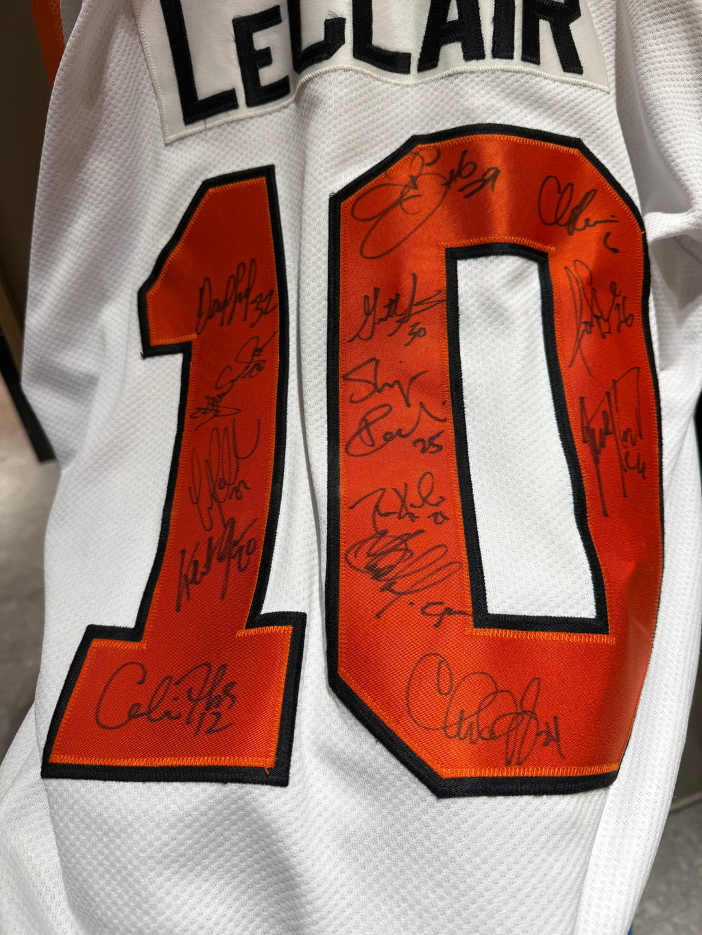 Vintage 1997 Philadelphia Flyers 10 John LeClair 96-97 Starter Eastern Conference NHL Hockey Jersey Signed by Team